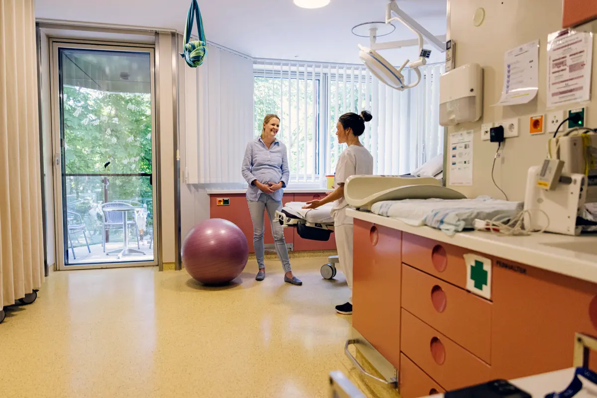 Ärztin und Patientin unterhalten sich nach der Untersuchung
