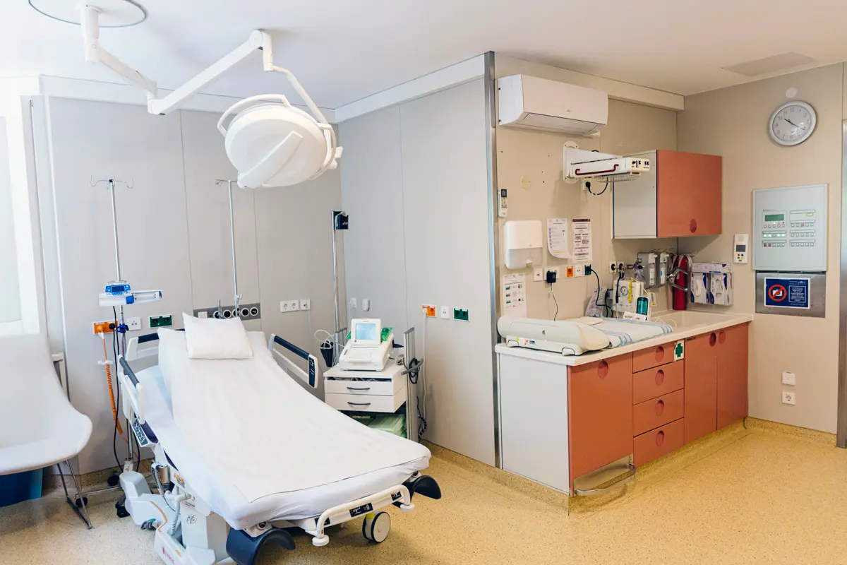 Behandlungszimmer in der Geburtsklinik